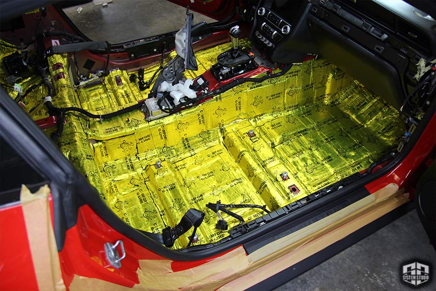 Пол салона автомобиля ford mustang полностью обработан виброизоляцией