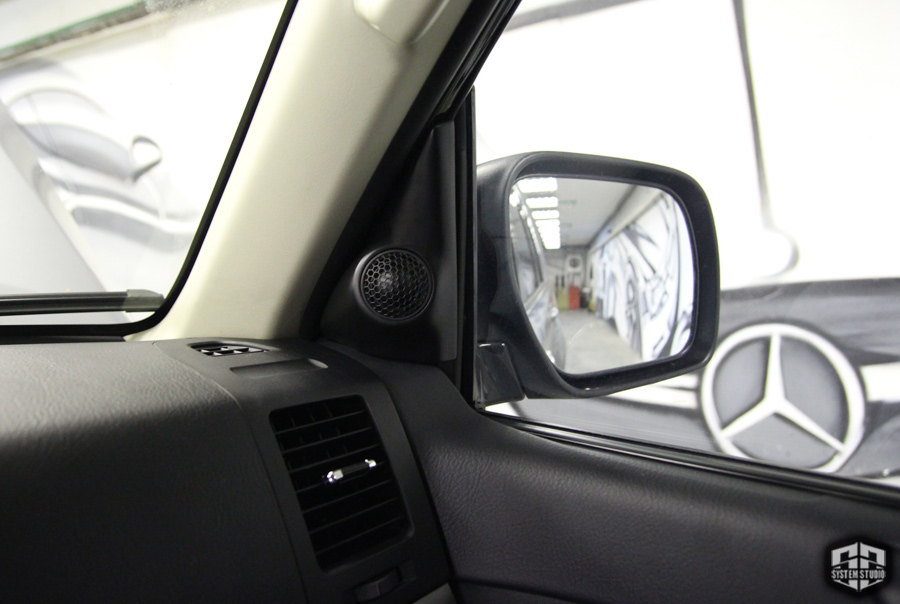 подиумы в двери в Mitsubishi Pajero