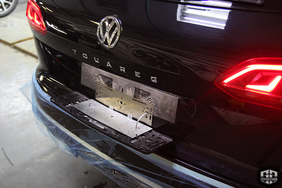 VW Touareg CR 2020. Установка скрытых откидных номерных рамок